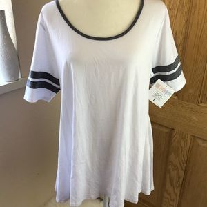 LulaRoe Perfect T — Size Large